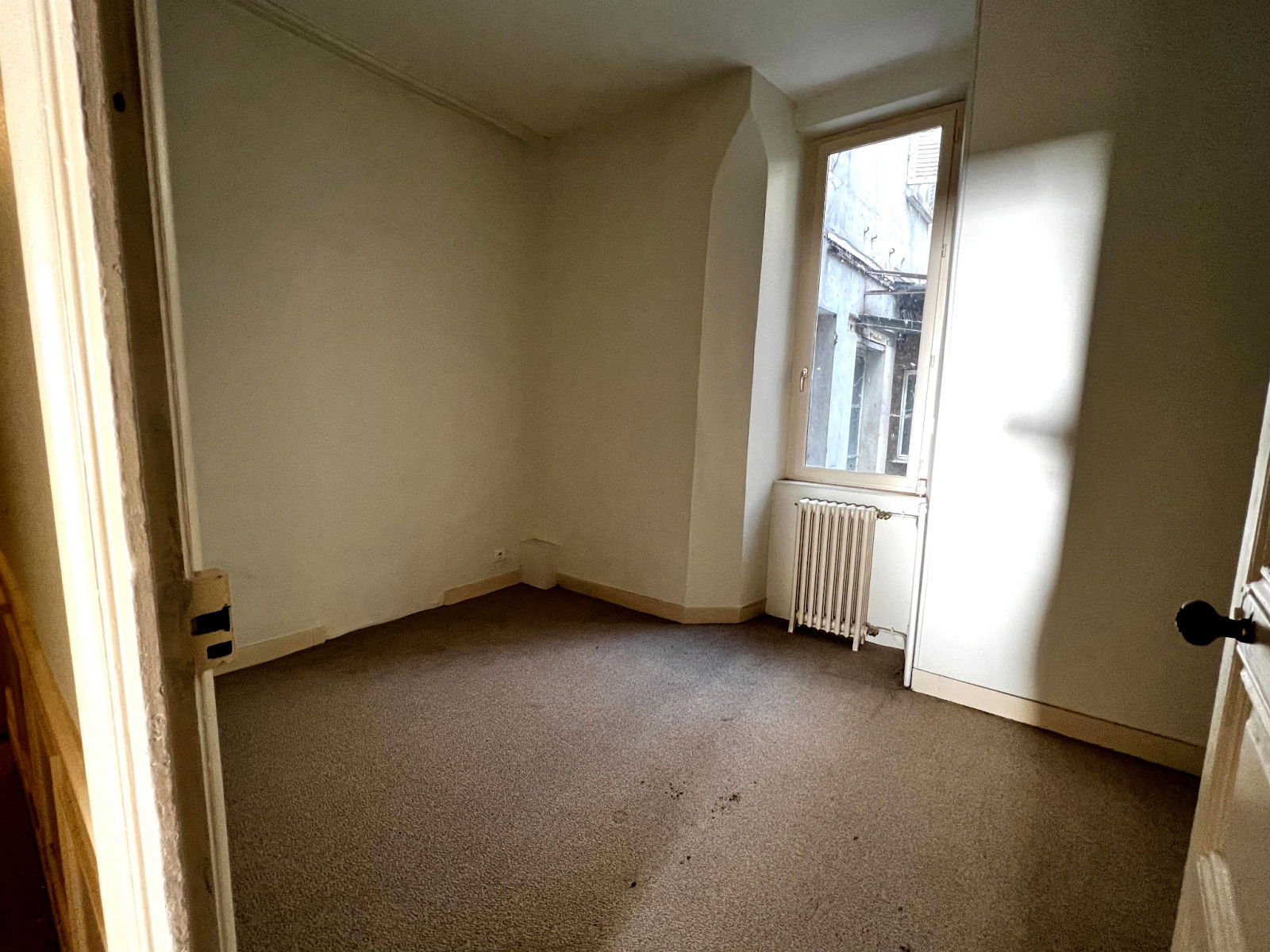 
                                                Vente
                                                 Appartement T4 de caractère avec terrasse – 123 m² – Angers hyper-centre