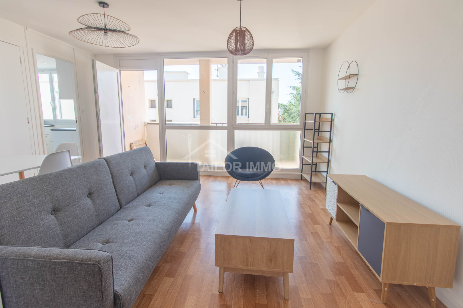 
                                                Location
                                                 Appartement T4 Meublé