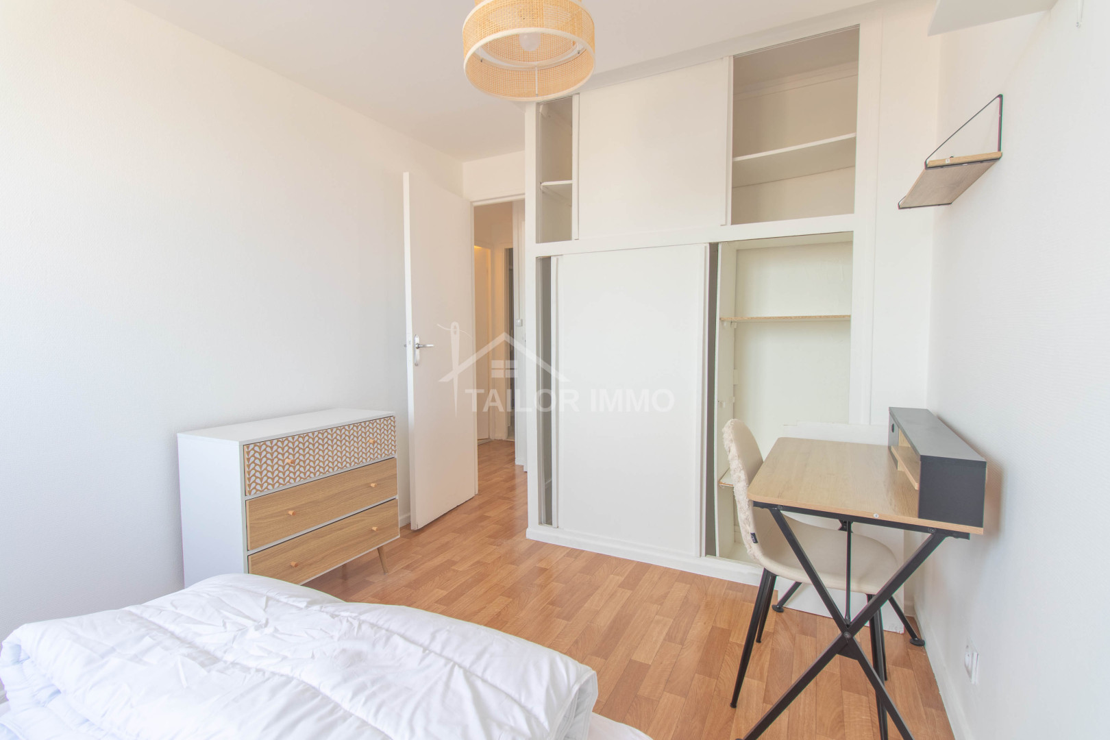 
                                                Location
                                                 Appartement T4 Meublé