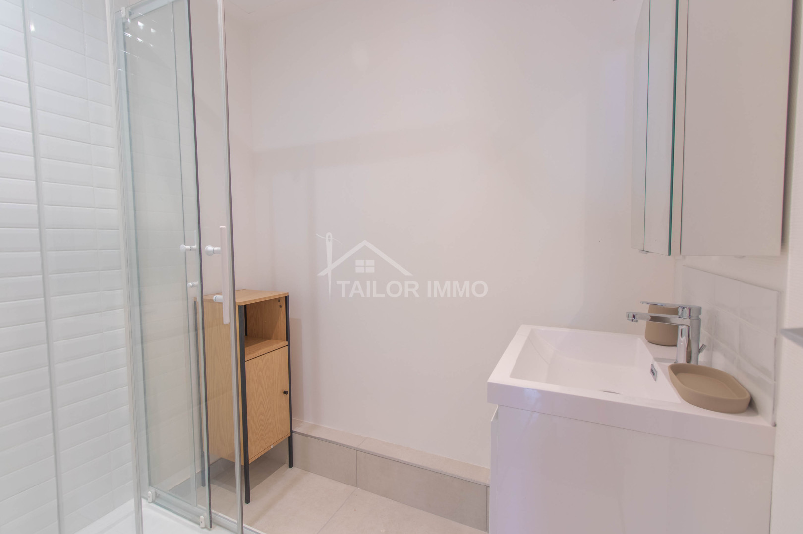 
                                                Location
                                                 Appartement T4 Meublé