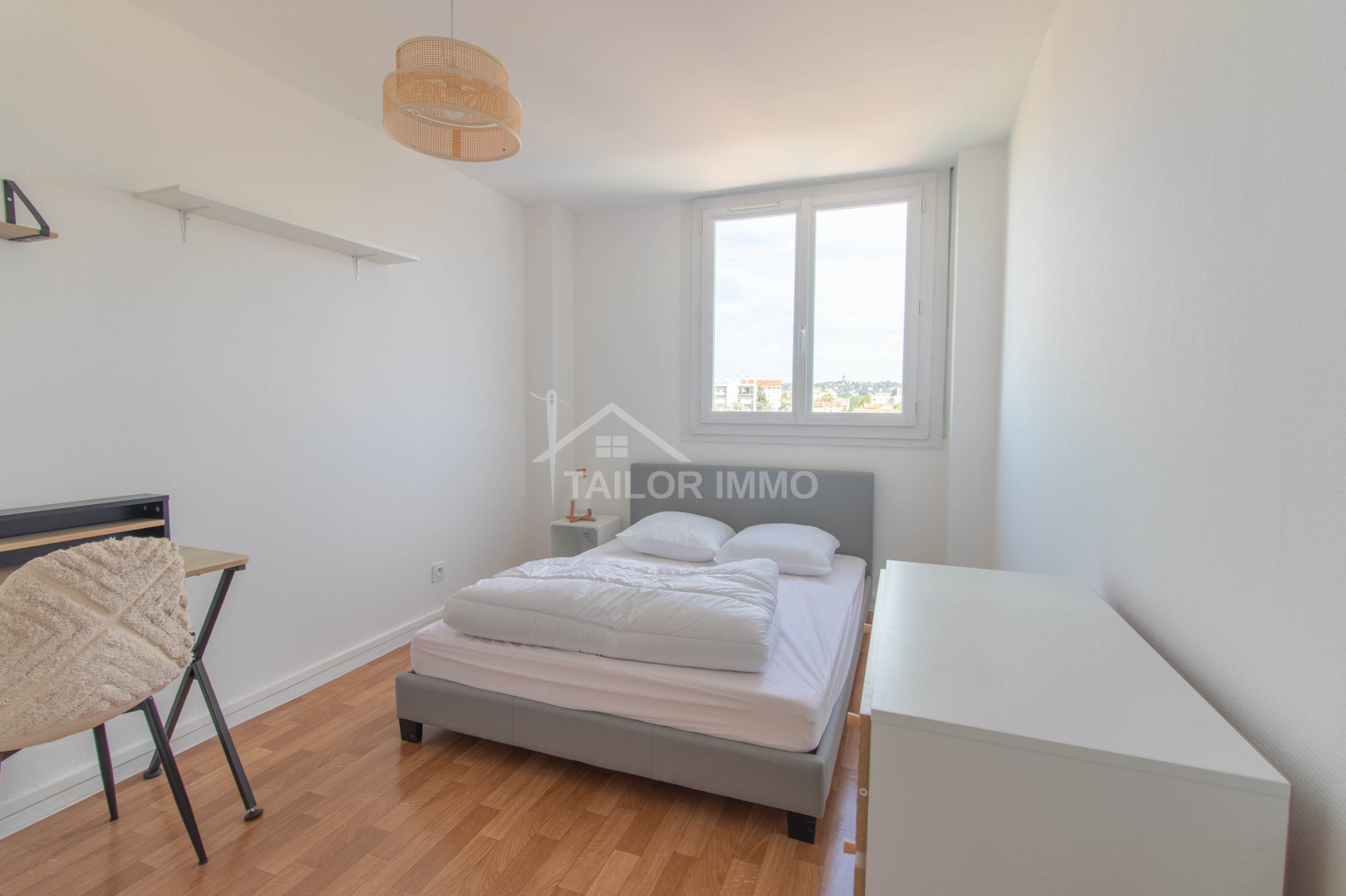 
                                                Location
                                                 Appartement T4 Meublé