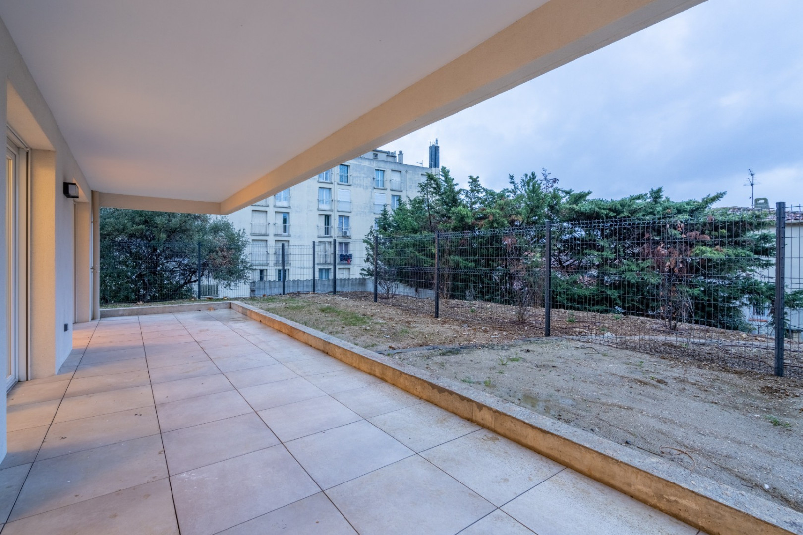 
                                                Vente
                                                 Appartement T4 RDC surélevé 84m² + 110m² extérieur