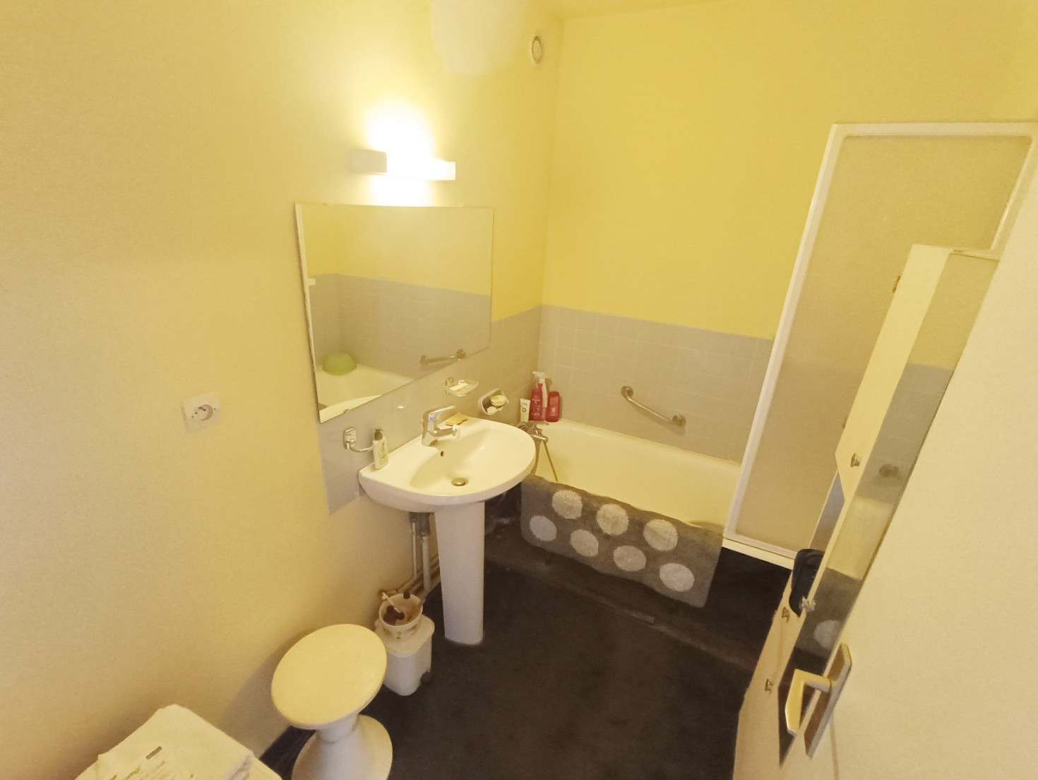 
                                                Vente
                                                 Appartement T5 avec garage et cave