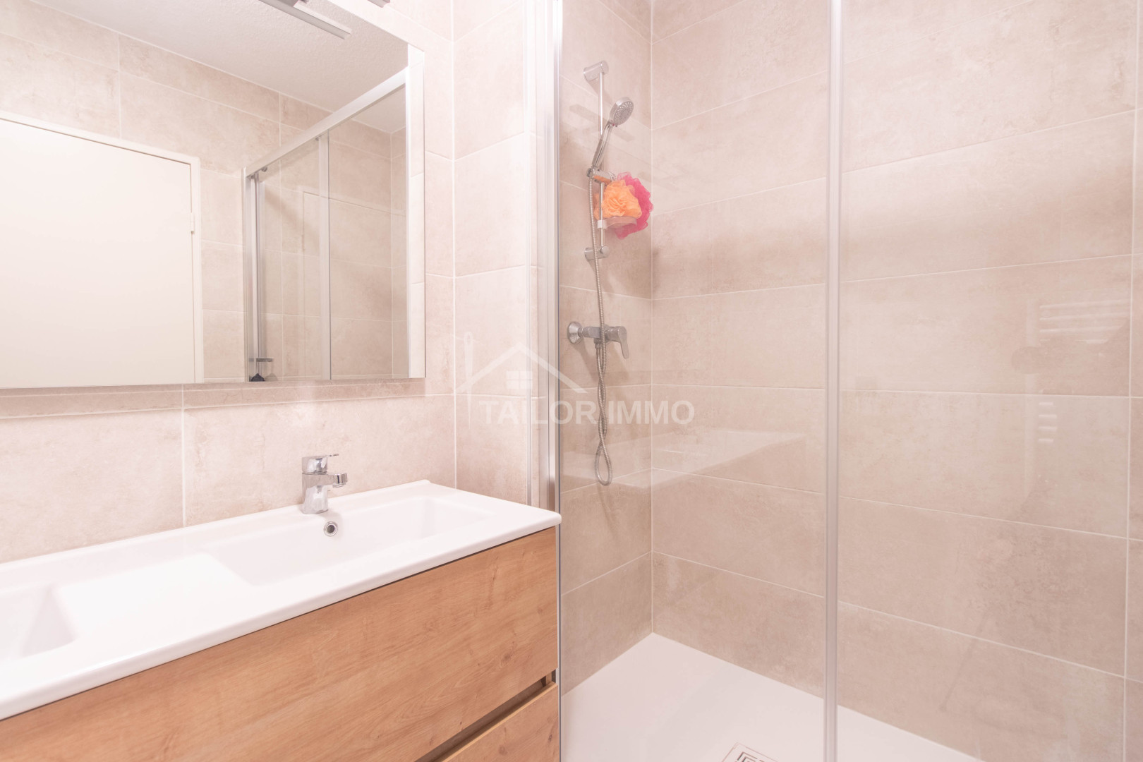 
                                                Location
                                                 Appartement T5 Meublé - Parking et Balcon
