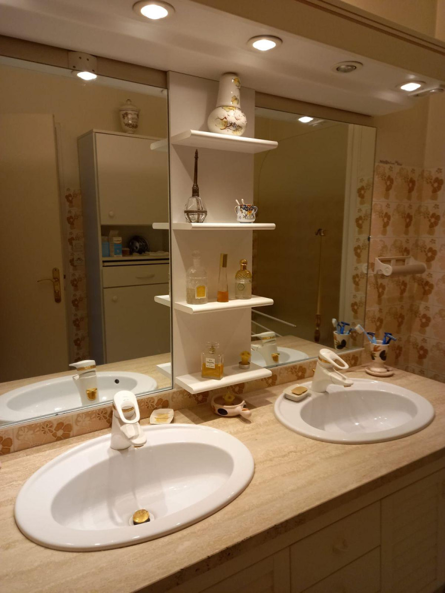 
                                                Location
                                                 Appartement T6 lumineux dans résidence recherchée
