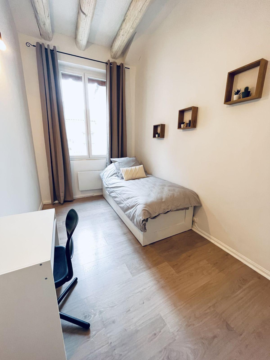 
                                                Location
                                                 Appartement terrasse intra-muros coloc étudiante