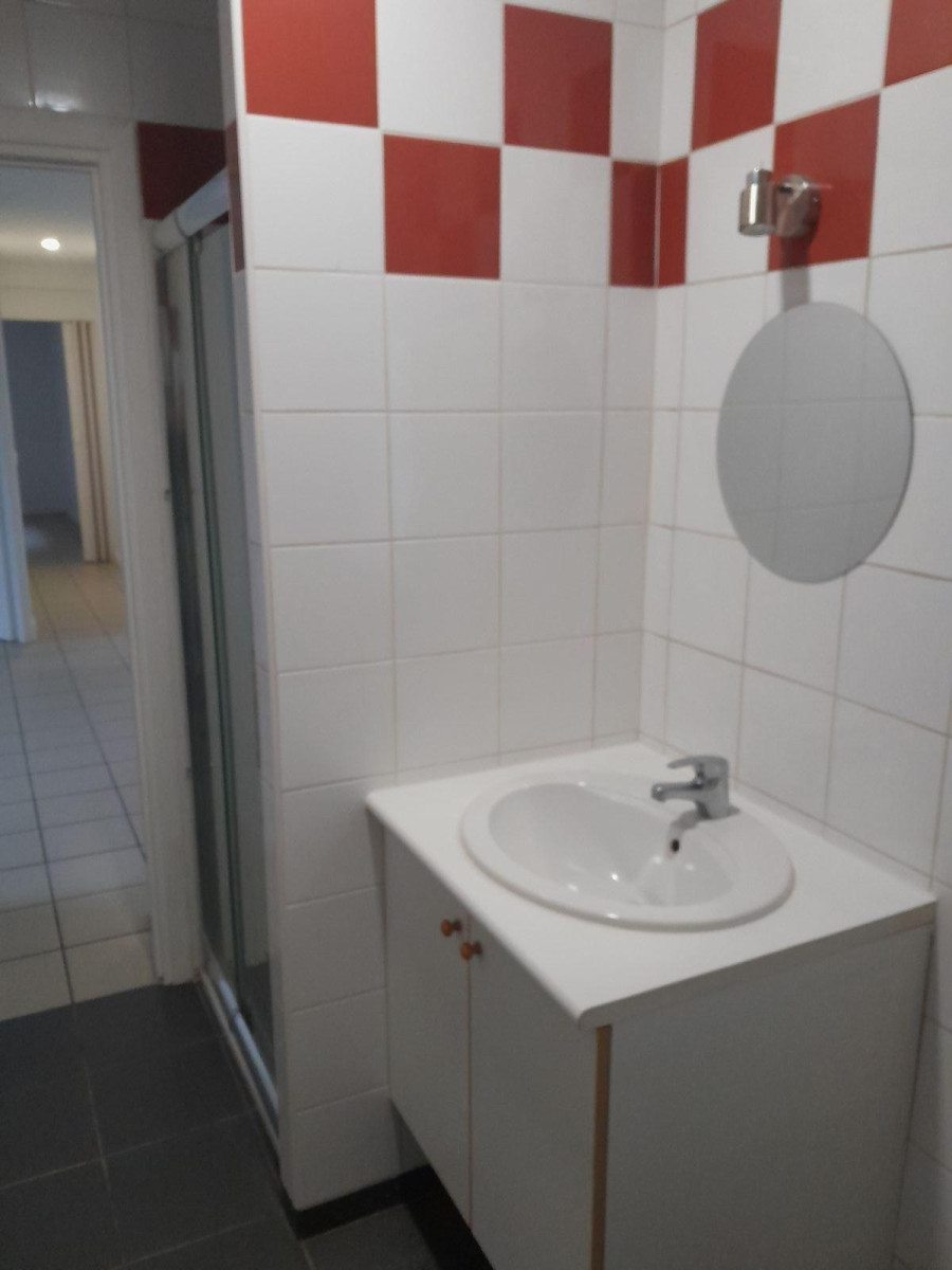 
                                                Location
                                                 Appartement tranquille avec petit jardin potager.