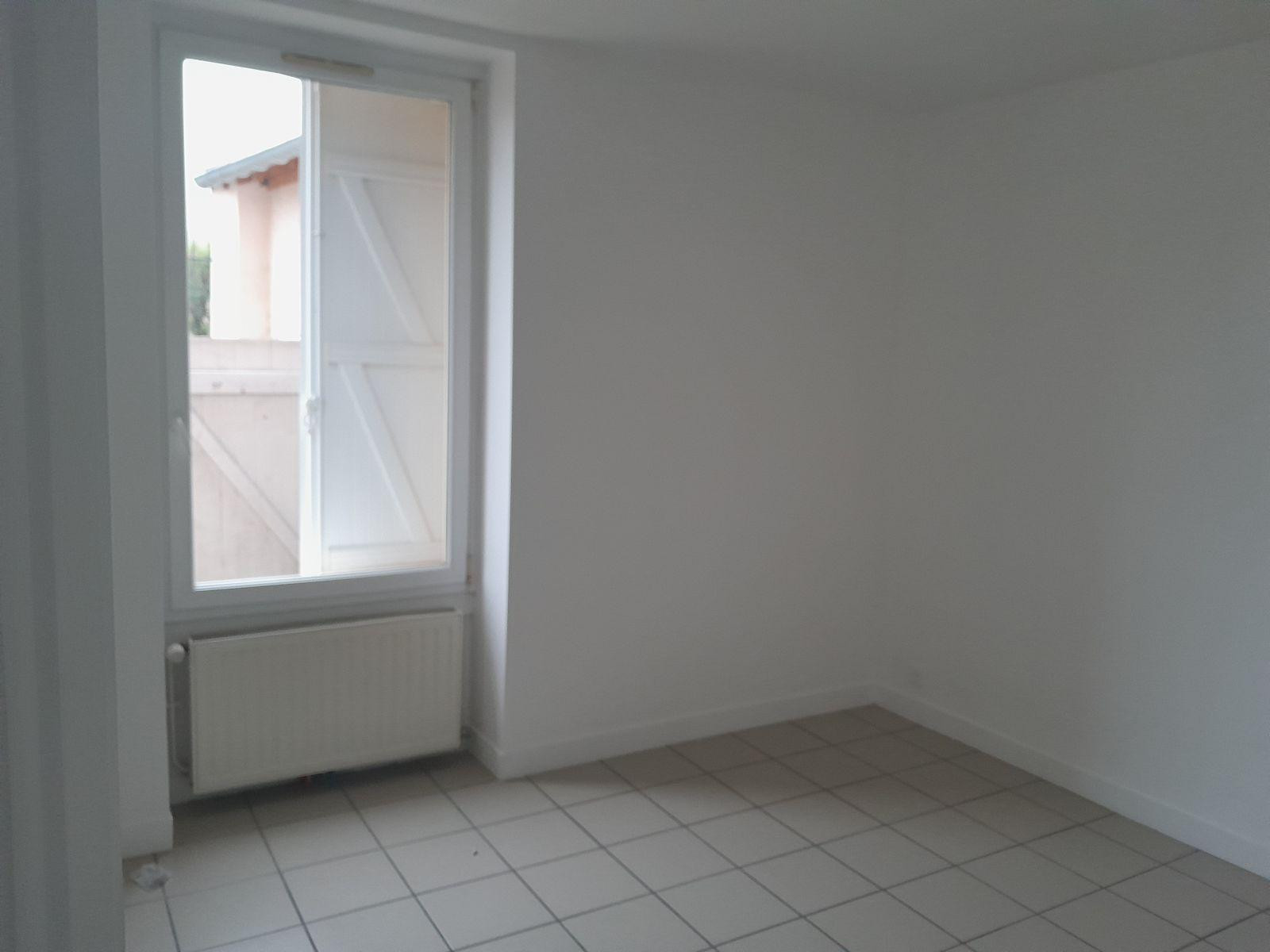 
                                                Location
                                                 Appartement tranquille avec petit jardin potager.