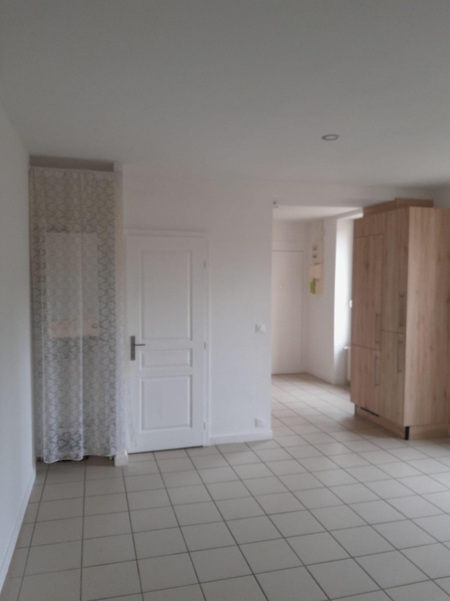 
                                                Location
                                                 Appartement tranquille avec petit jardin potager.