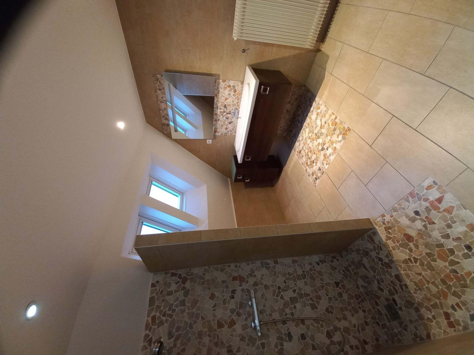 
                                                Location
                                                 Appartement tranquille en zone 30.