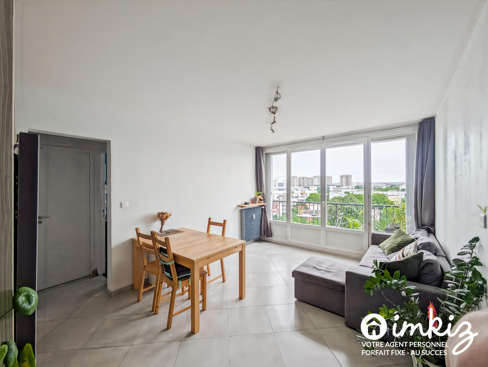 
                                                Vente
                                                 Appartement traversant 3 pièces vue coup de cœur