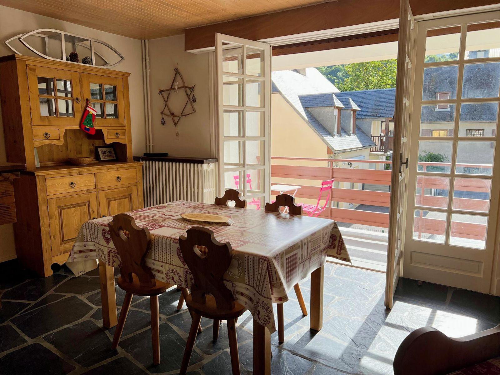 
                                                Location
                                                 Appartement traversant ensoleillé calme garage