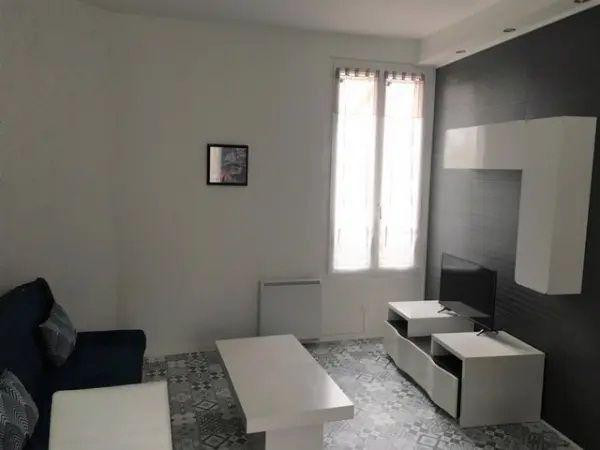 
                                                Location
                                                 Appartement traversant, entièrement équipé