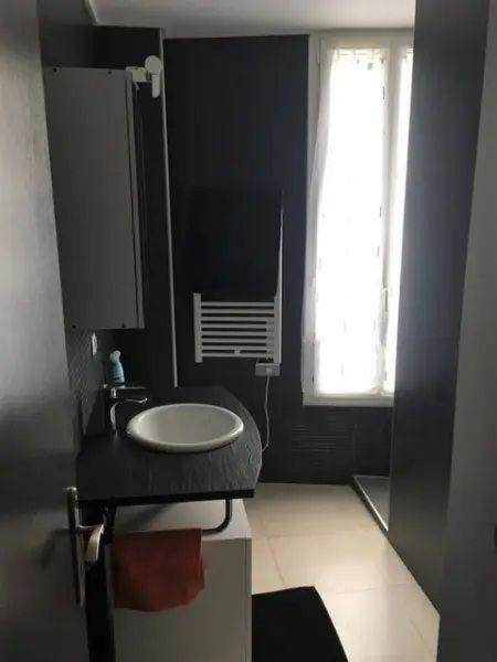
                                                Location
                                                 Appartement traversant, entièrement équipé