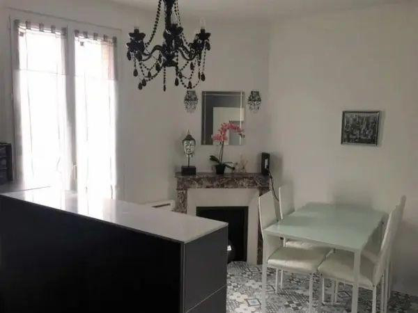 
                                                Location
                                                 Appartement traversant, entièrement équipé