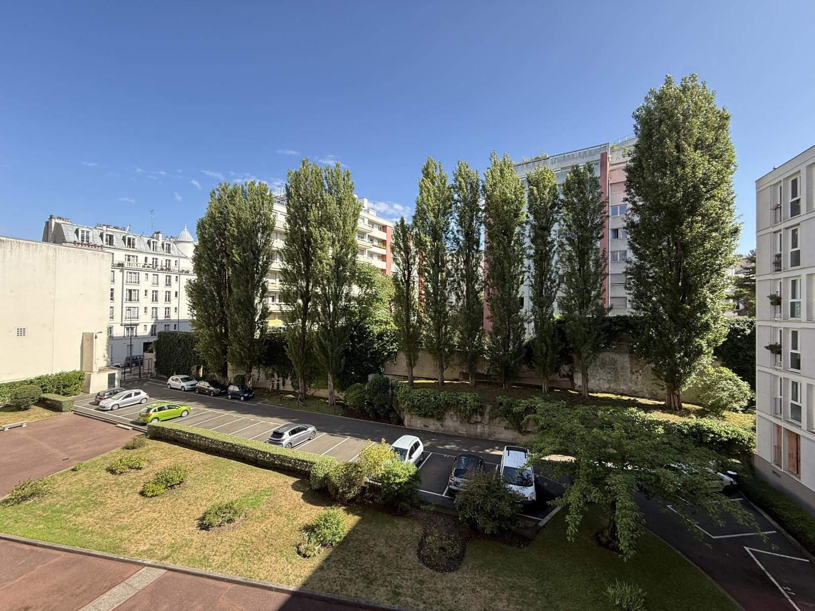 
                                                Location
                                                 Appartement traversant lumineux équipé + service