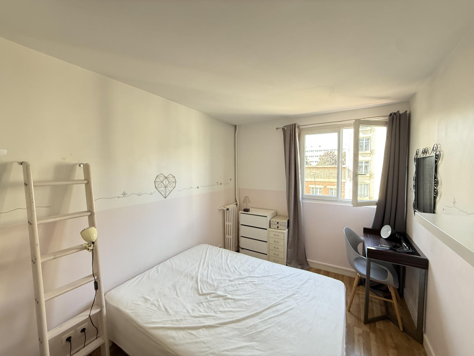 
                                                Location
                                                 Appartement traversant lumineux équipé + service