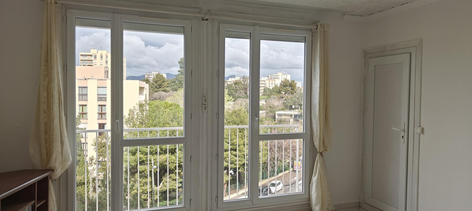 
                                                Location
                                                 Appartement traversant  sans vis à vis et écoles