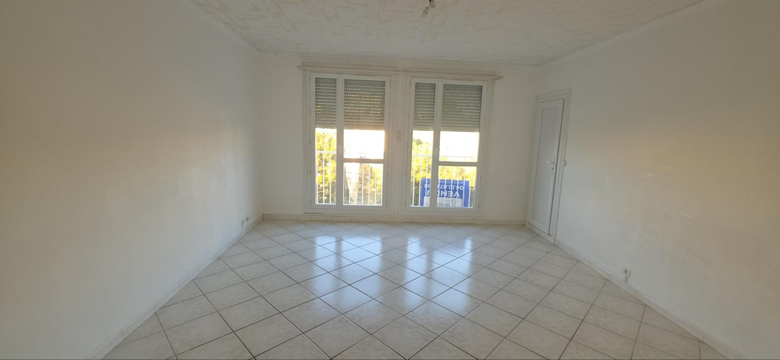 
                                                Location
                                                 Appartement traversant  sans vis à vis et écoles