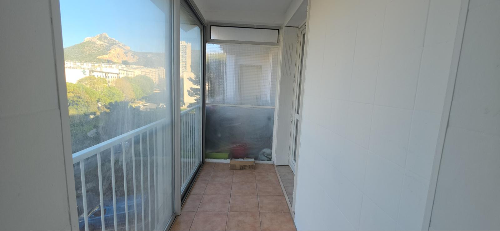 
                                                Location
                                                 Appartement traversant  sans vis à vis et écoles