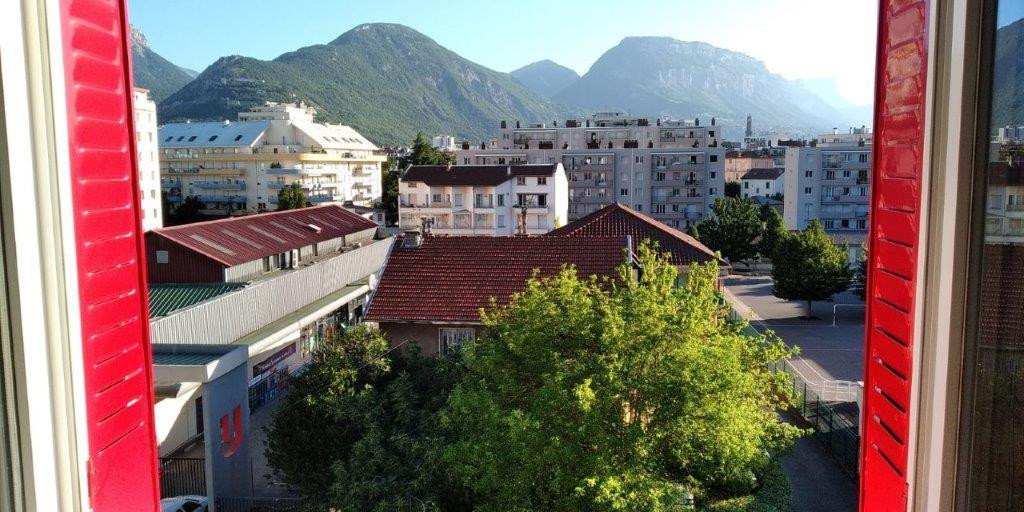 
                                                Location
                                                 Appartement traversant T2 calme et lumineux