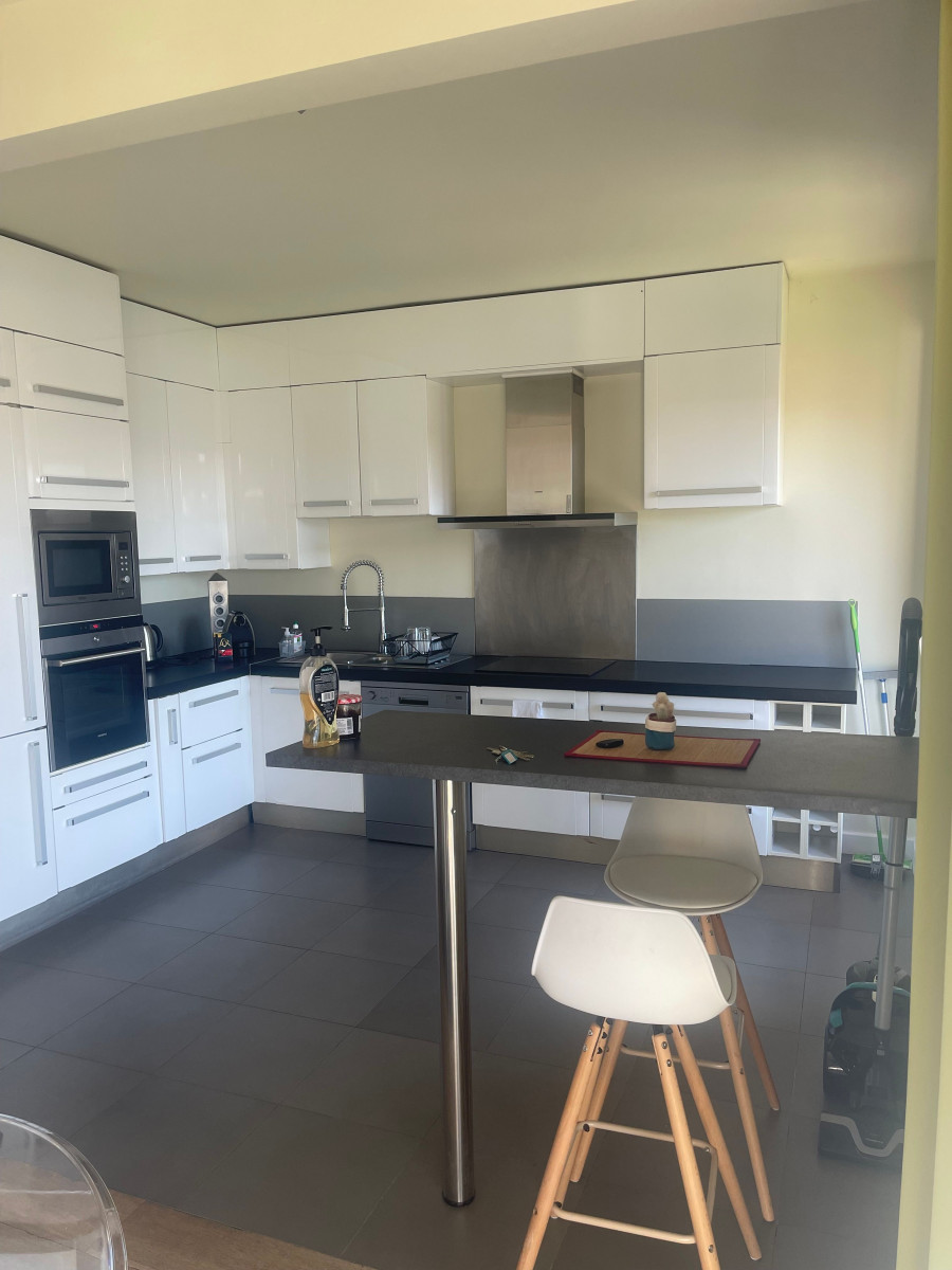 
                                                Location
                                                 Appartement très bien situé à 6 min de la tour Eiffel (loyer tout inclus)