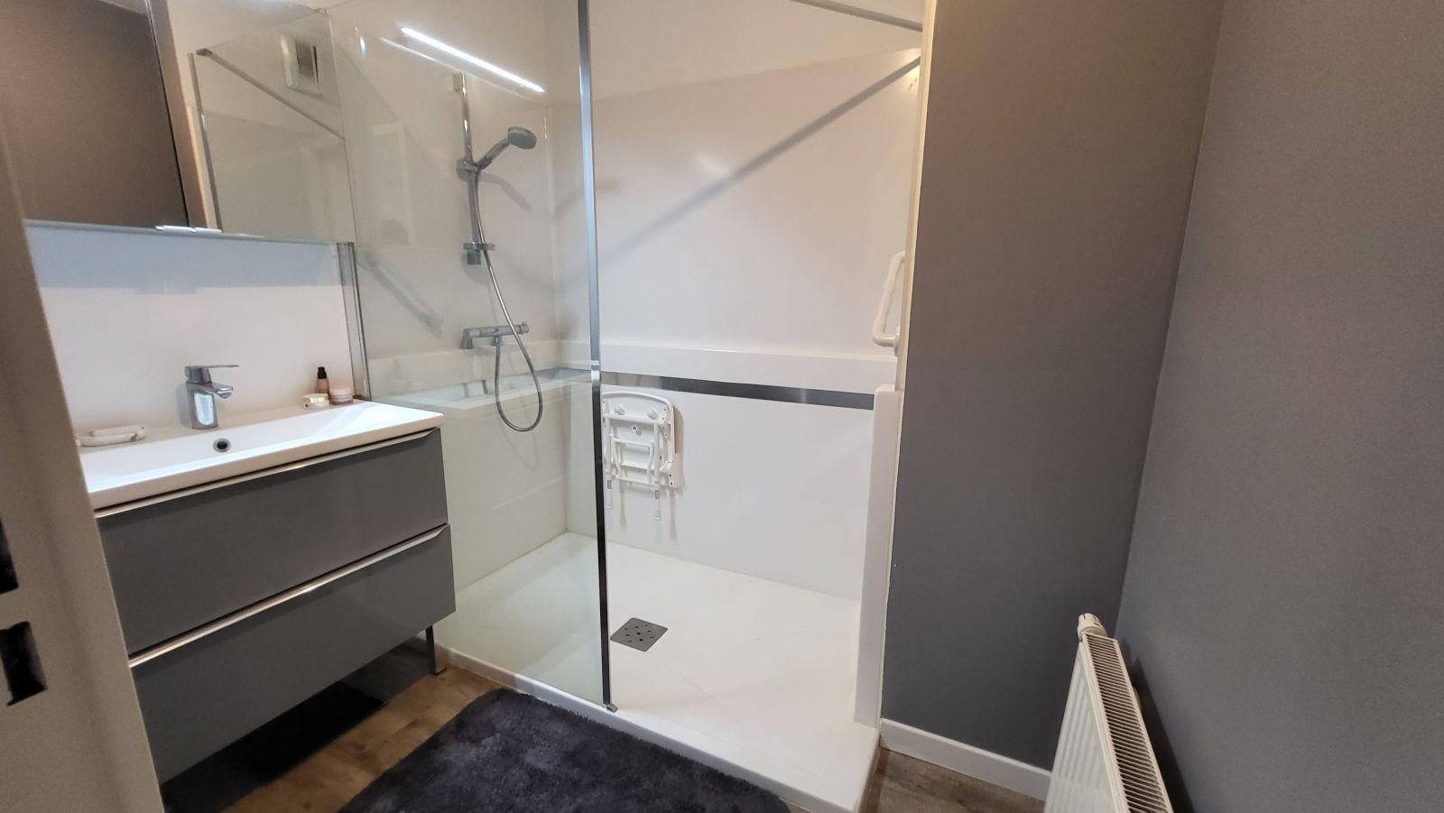 
                                                Location
                                                 Appartement très calme et ensoleillé .