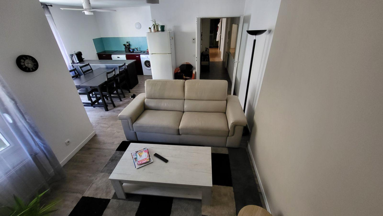 
                                                Location
                                                 Appartement très calme et ensoleillé .