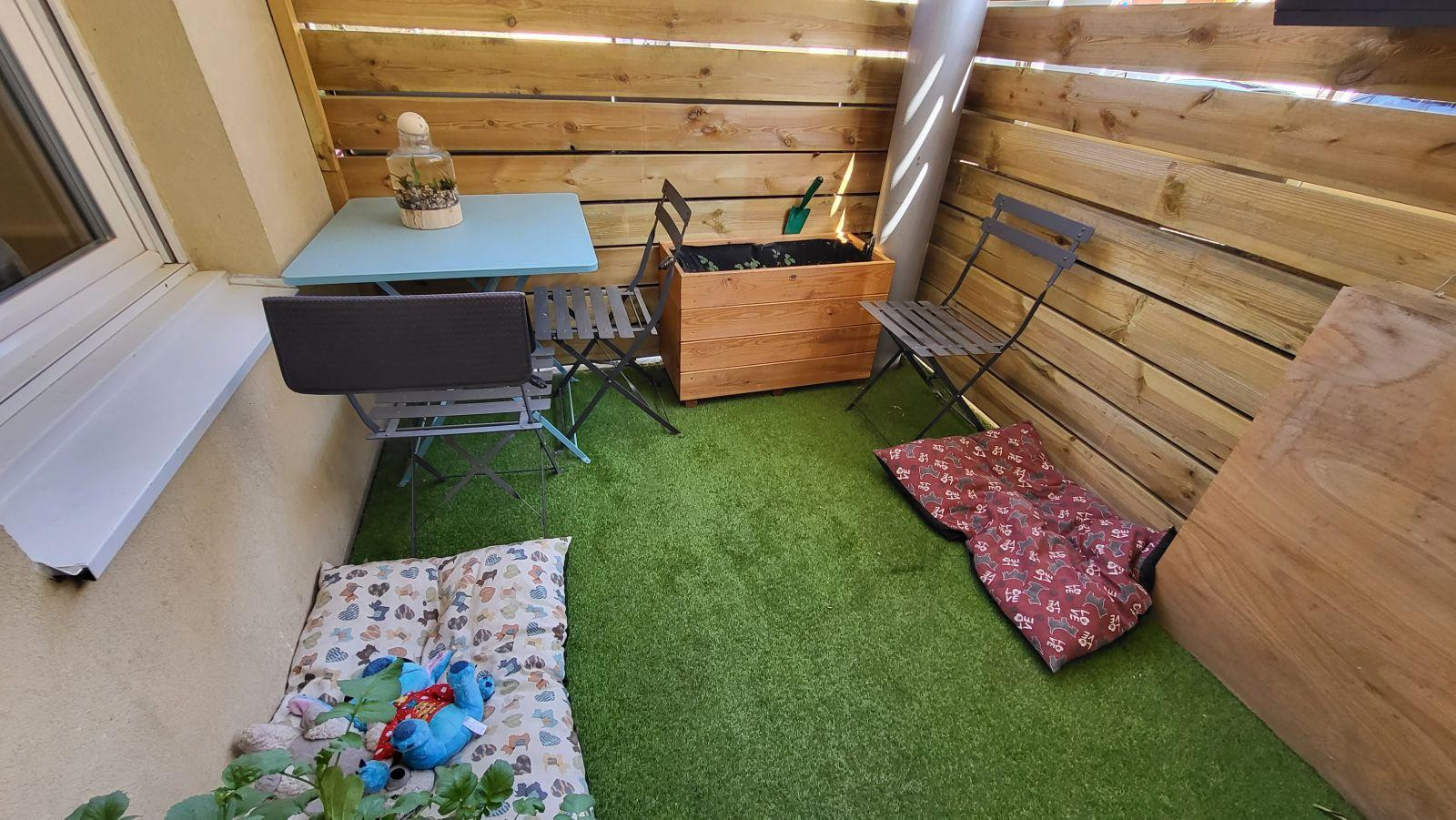 
                                                Location
                                                 Appartement très calme et ensoleillé .