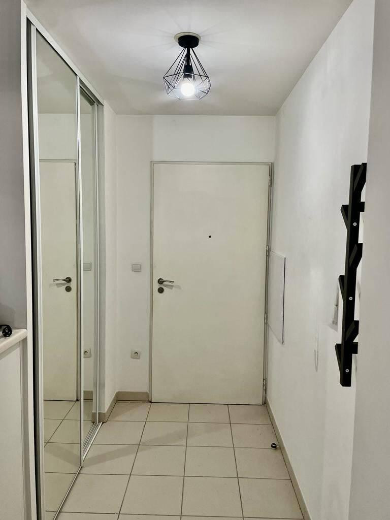 
                                                Location
                                                 Appartement très fonctionnel et bien situé
