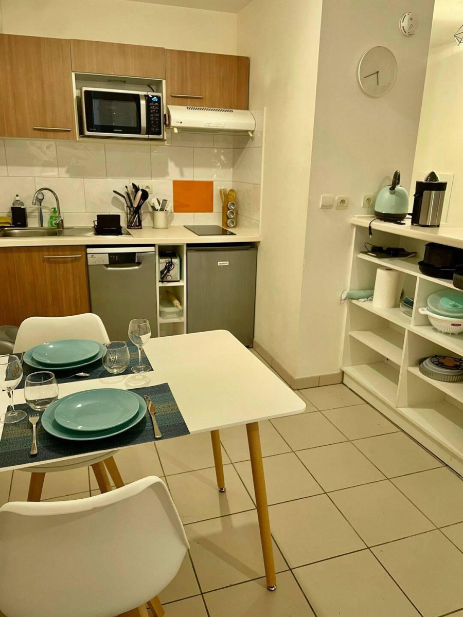 
                                                Location
                                                 Appartement très fonctionnel et bien situé