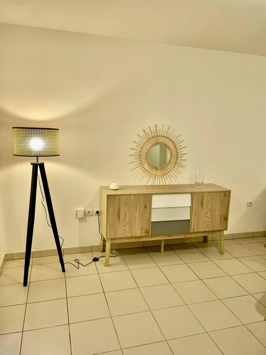 
                                                Location
                                                 Appartement très fonctionnel et bien situé