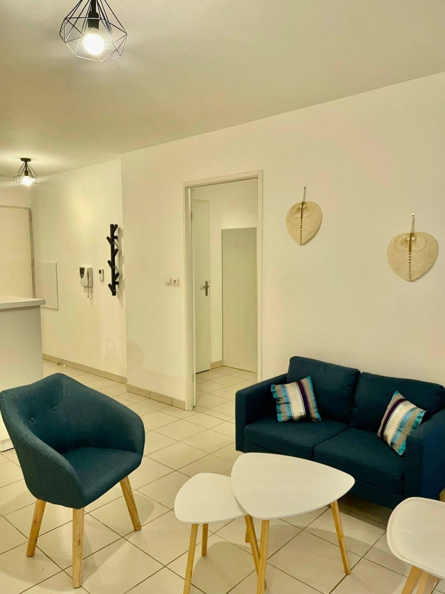
                                                Location
                                                 Appartement très fonctionnel et bien situé