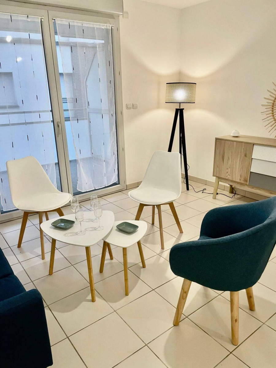
                                                Location
                                                 Appartement très fonctionnel et bien situé
