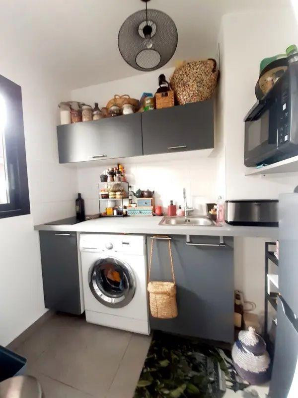 
                                                Location
                                                 Appartement très limineux, refait à neuf
