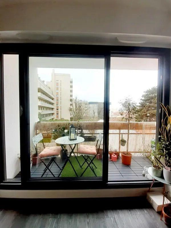 
                                                Location
                                                 Appartement très limineux, refait à neuf