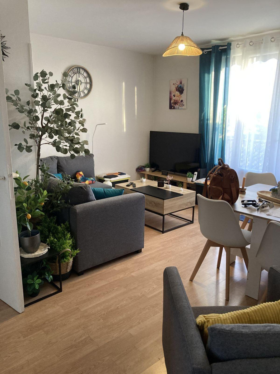 
                                                Location
                                                 Appartement très tranquille quartier commissariat