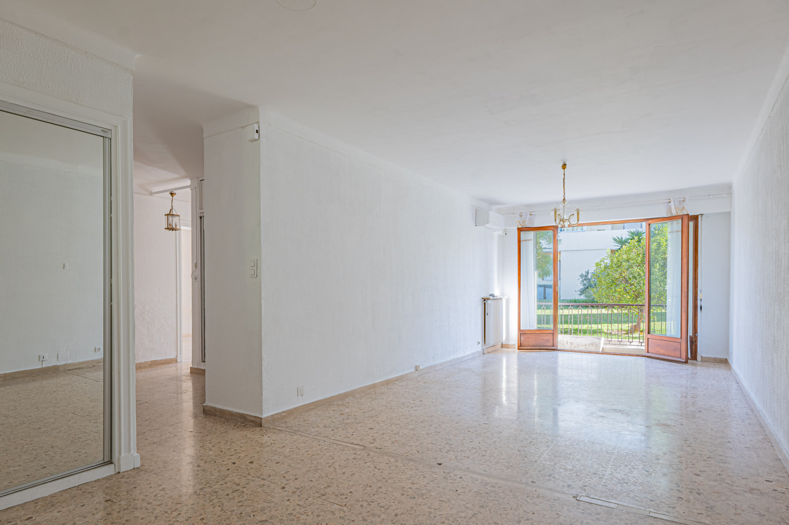 
                                                Vente
                                                 Appartement trois pièces - au calme absolu