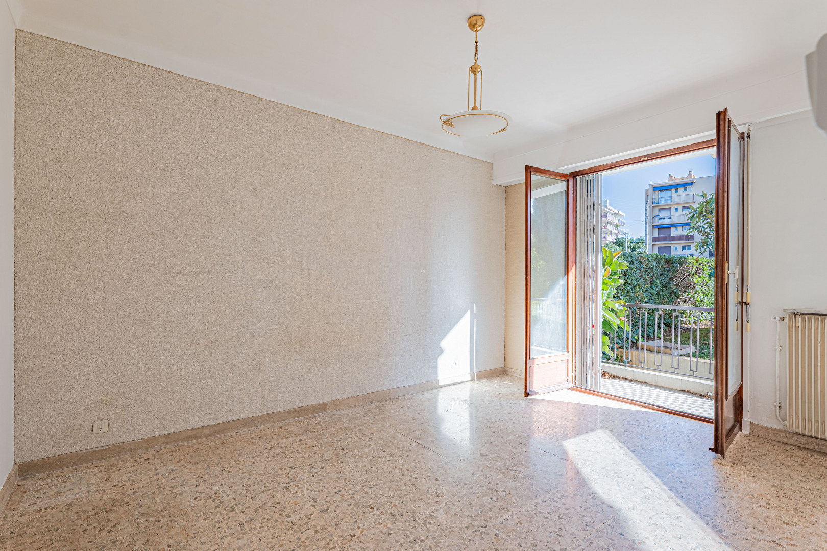 
                                                Vente
                                                 Appartement trois pièces - au calme absolu