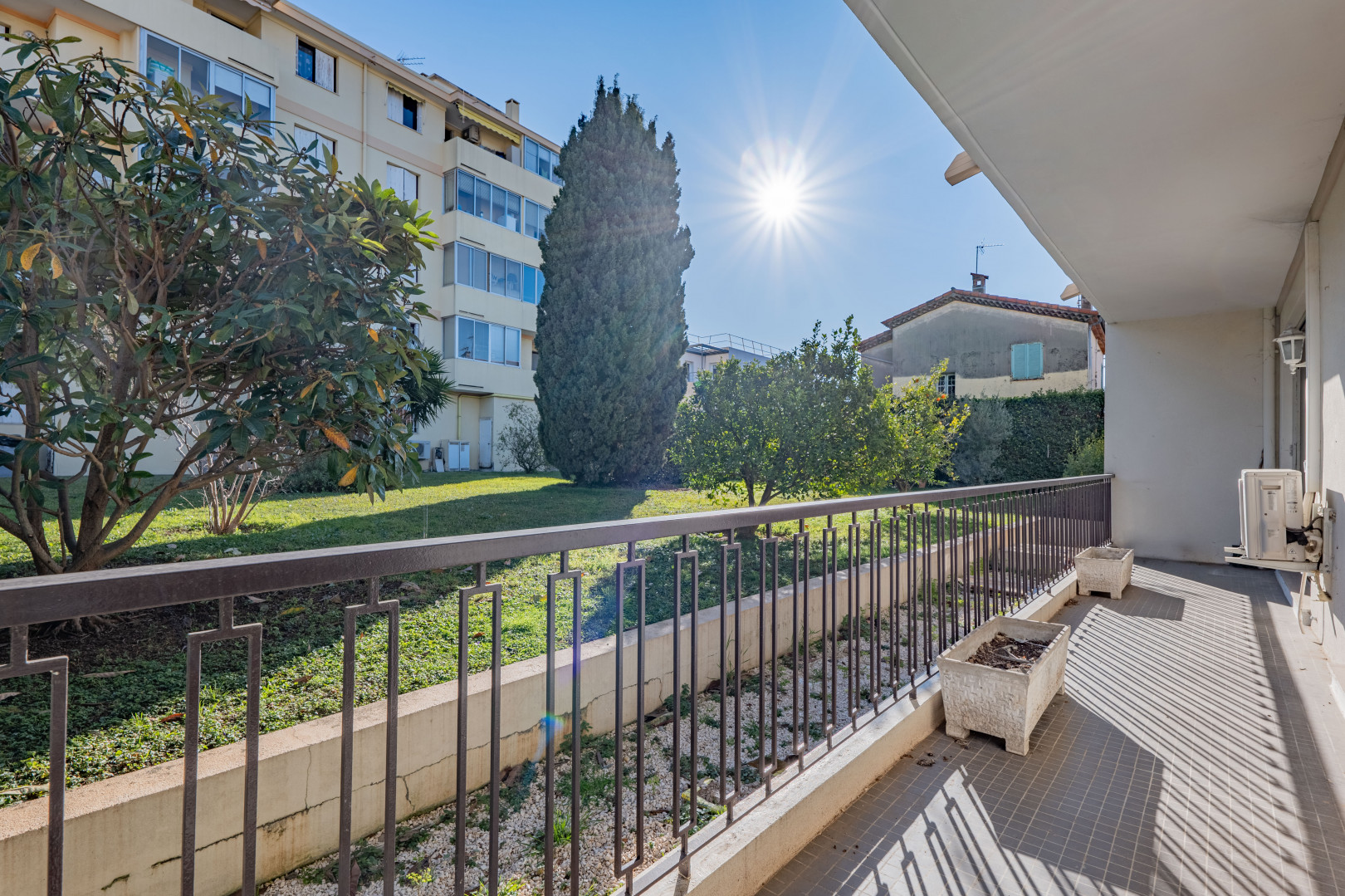 
                                                Vente
                                                 Appartement trois pièces - au calme absolu