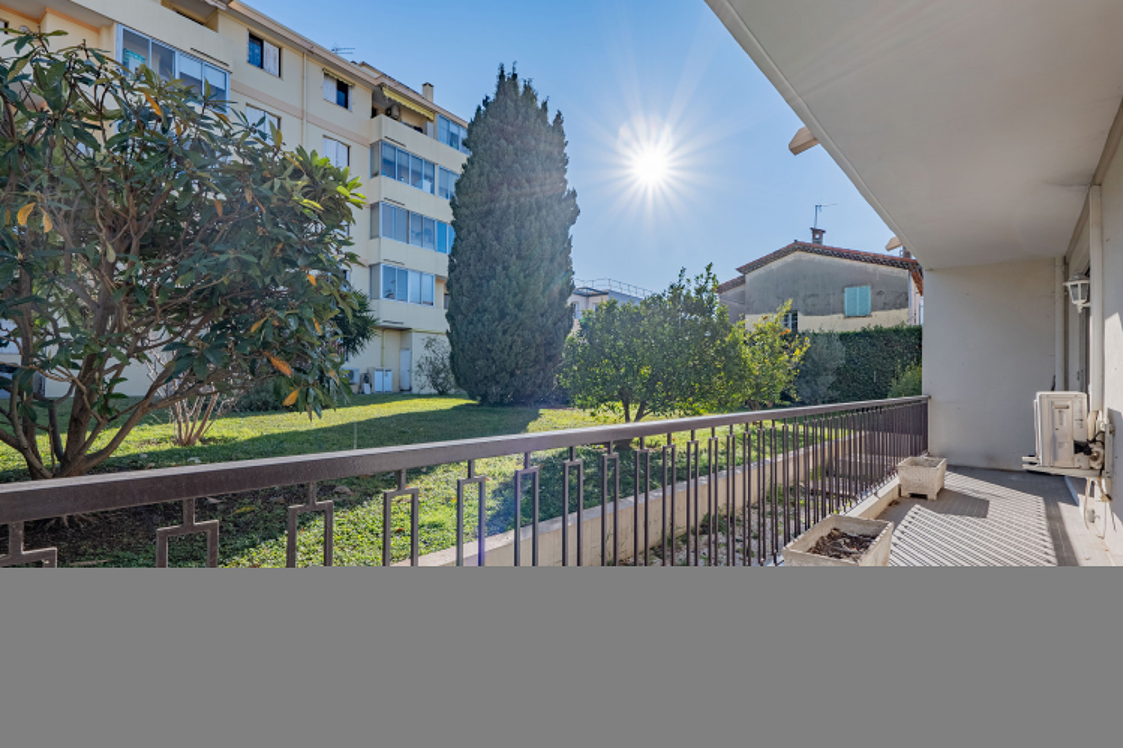 
                                                Vente
                                                 Appartement trois pièces - au calme absolu
