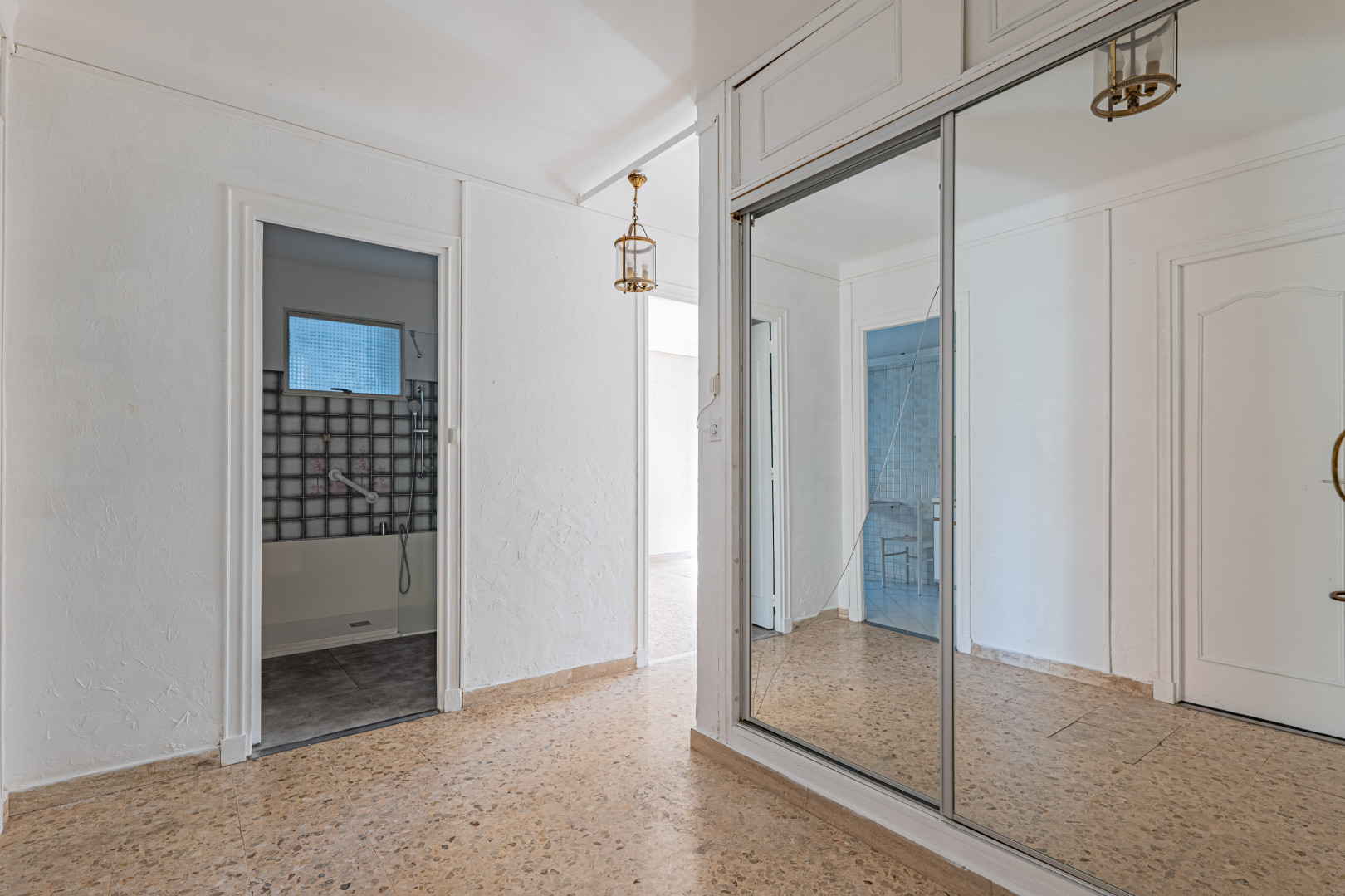 
                                                Vente
                                                 Appartement trois pièces - au calme absolu