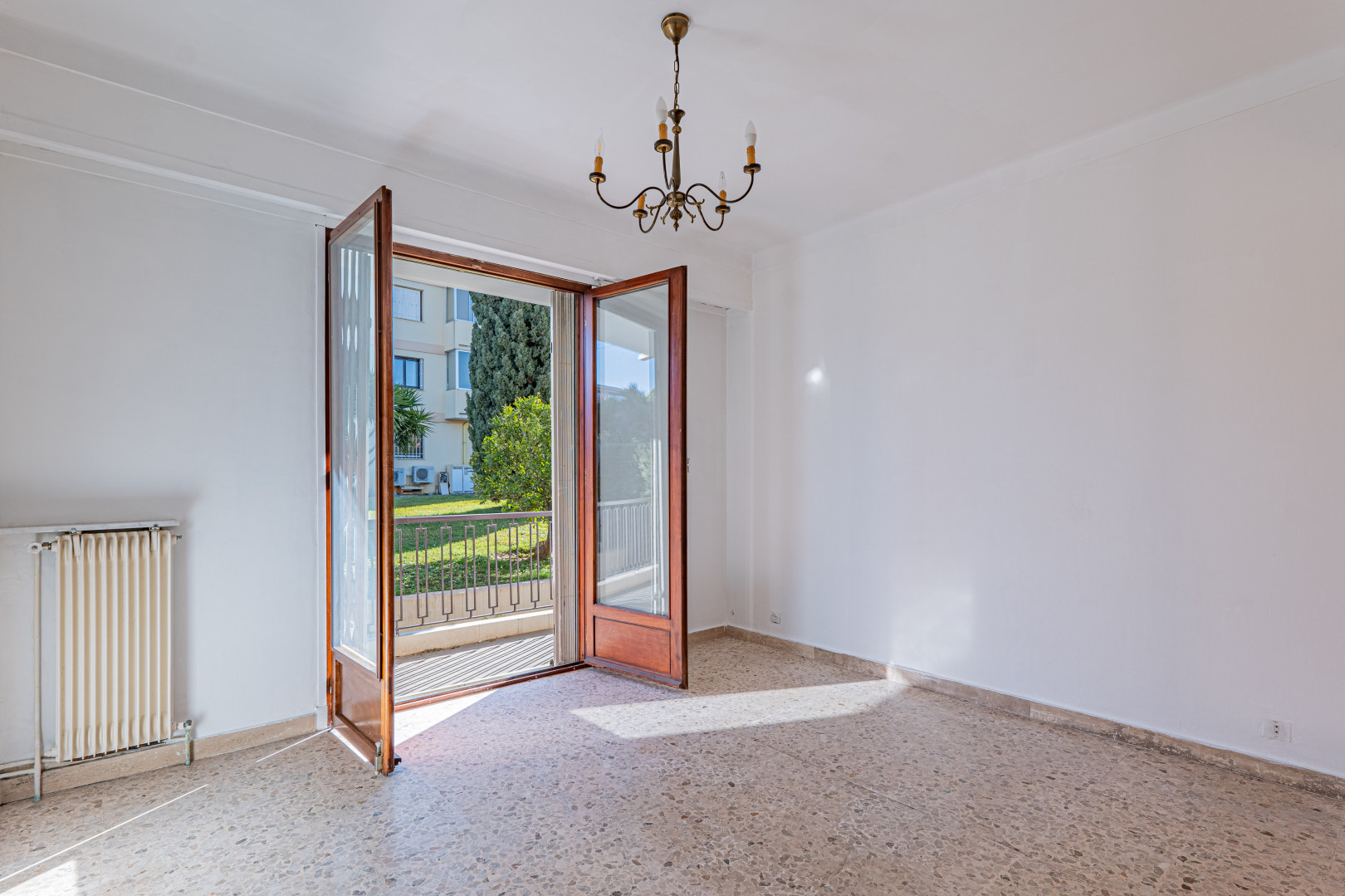 
                                                Vente
                                                 Appartement trois pièces - au calme absolu