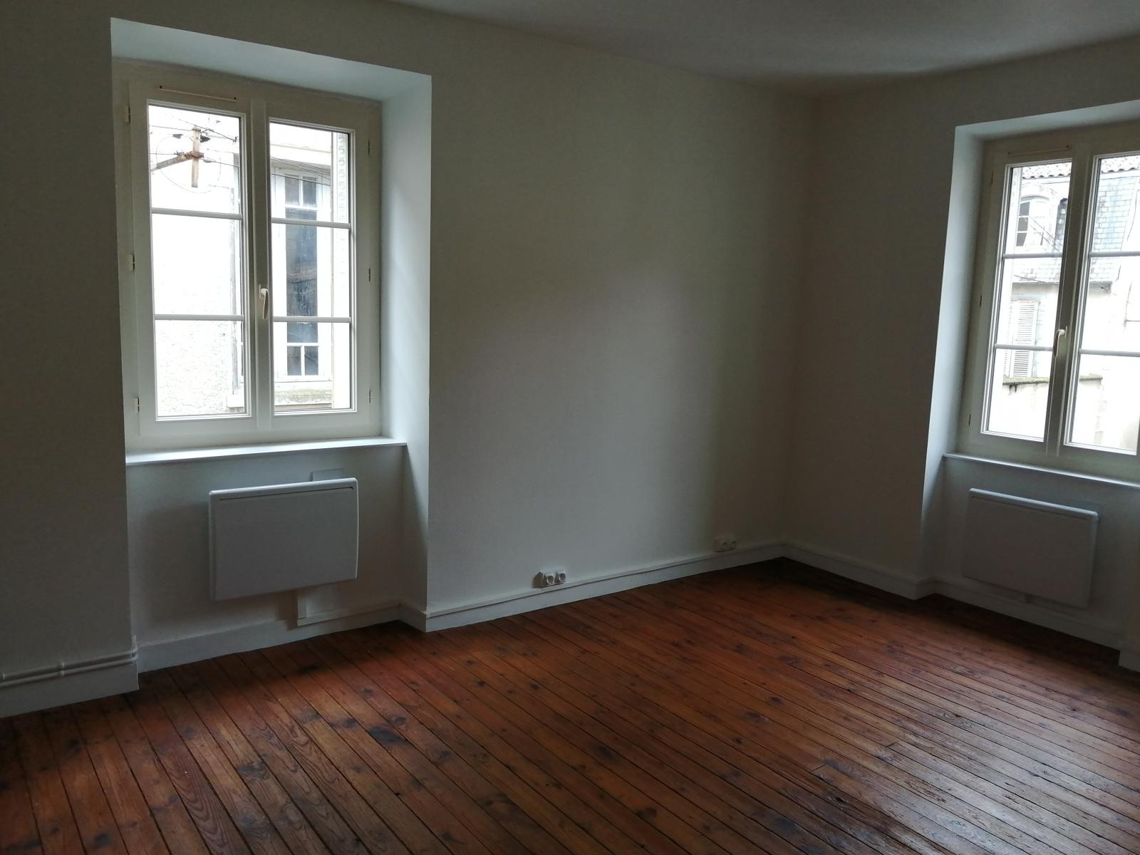 
                                                Location
                                                 Appartement type F2 centre de St Léonard de Noblat