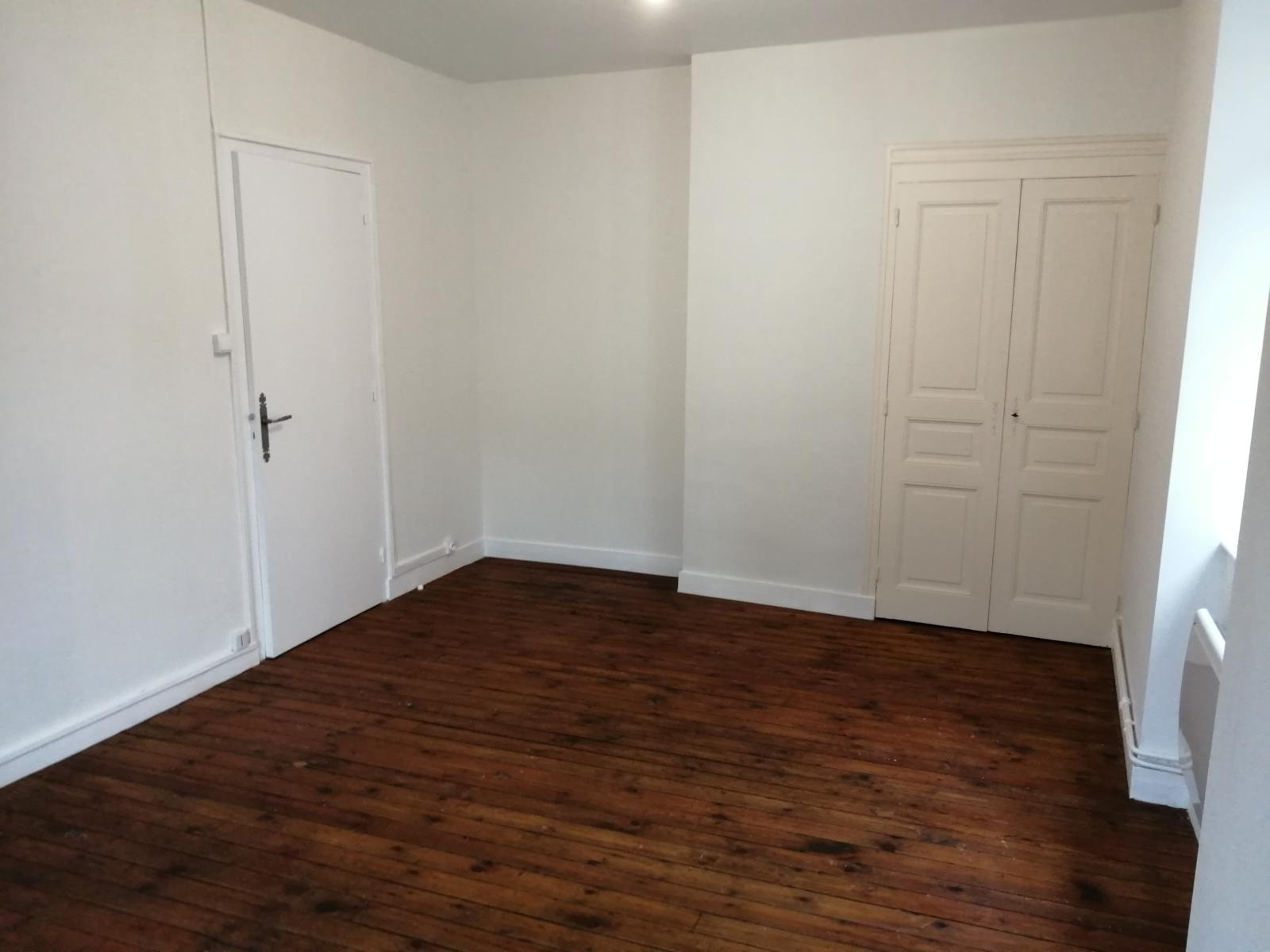 
                                                Location
                                                 Appartement type F2 centre de St Léonard de Noblat