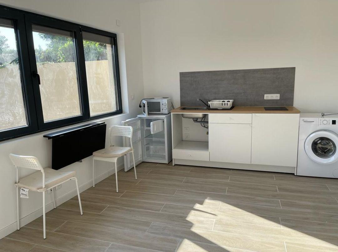 
                                                Location
                                                 Appartement zone très calme - 25 m2 avec jardin