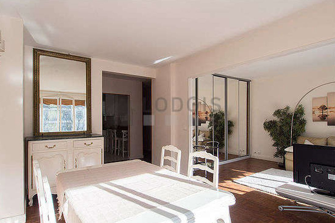 
                                                Location
                                                 Appartment proche des Invalides (loyer tout inclus)