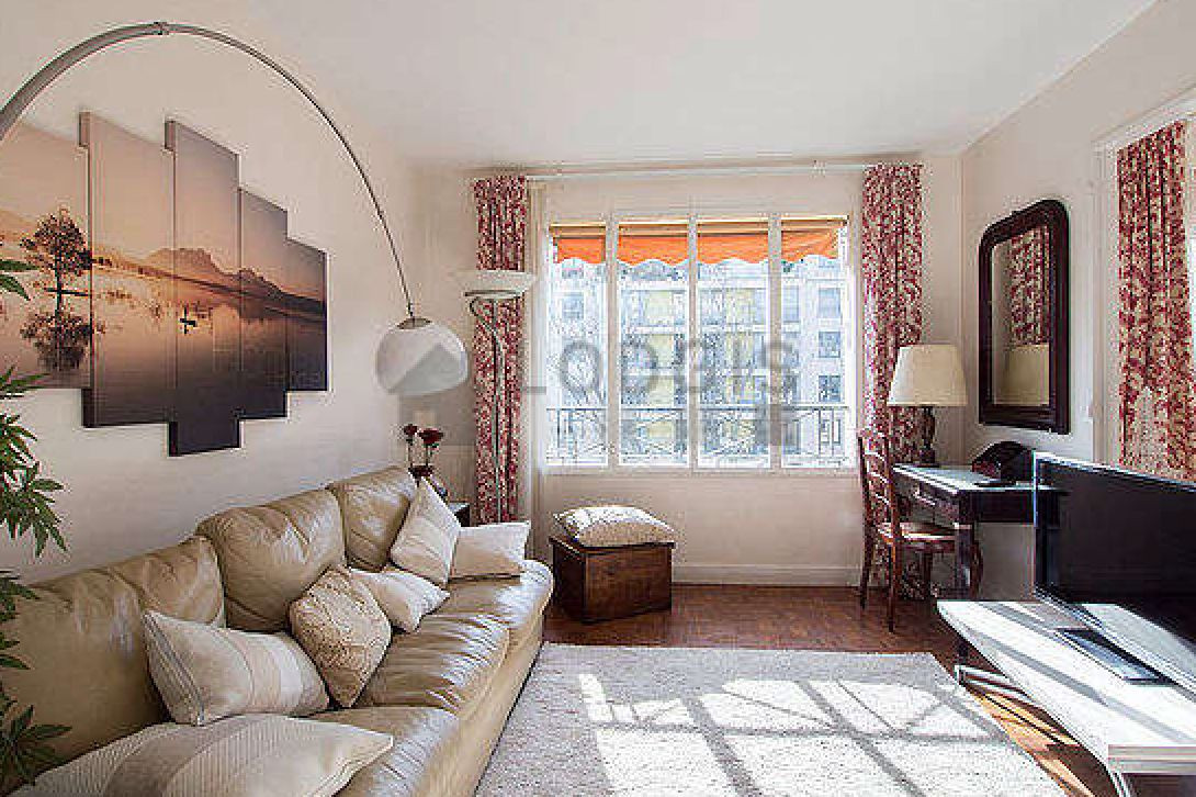 
                                                Location
                                                 Appartment proche des Invalides (loyer tout inclus)