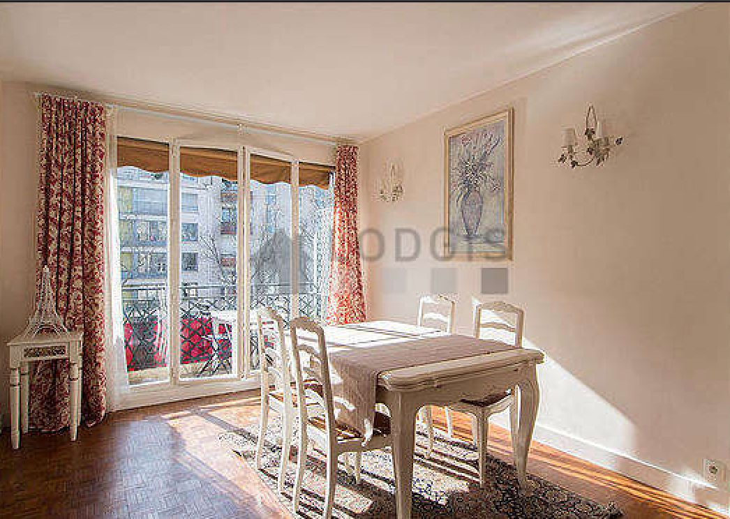 
                                                Location
                                                 Appartment proche des Invalides (loyer tout inclus)