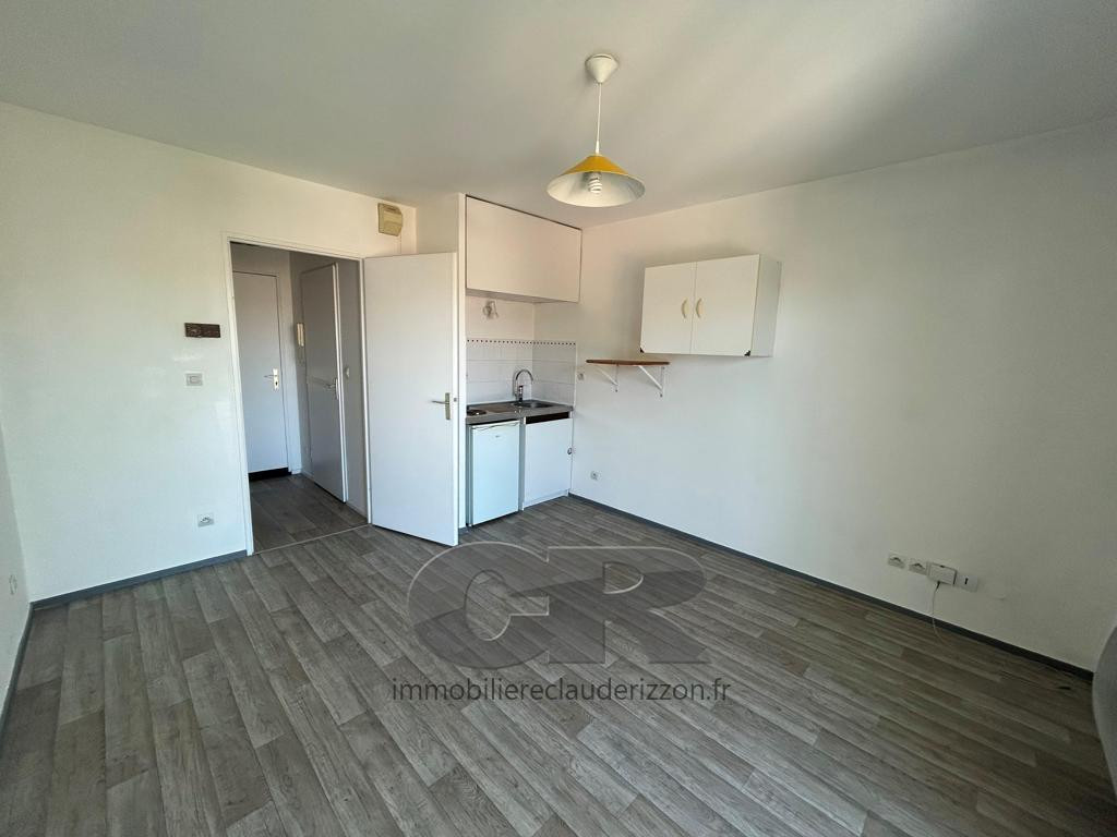 
                                                Location
                                                 appatement 1 pièce avec box en sous-sol